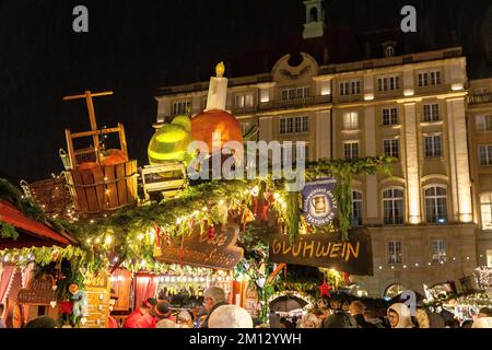 Dresdner Weihnachtsmärkte im Winter 2022, beleuchtet in der Nacht. Stockfoto