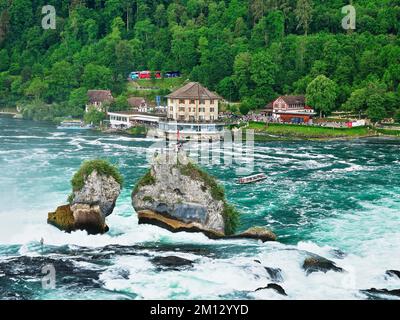 Rheinfälle, auf Felsen stehende Touristen, Schloss Wörth im Hintergrund, Kanton Schaffhausen, Schweiz, Europa Stockfoto