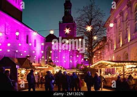 Weihnachtsmarkt 2022 in Soest. St. Petri-Pauli-Kirche. Stockfoto