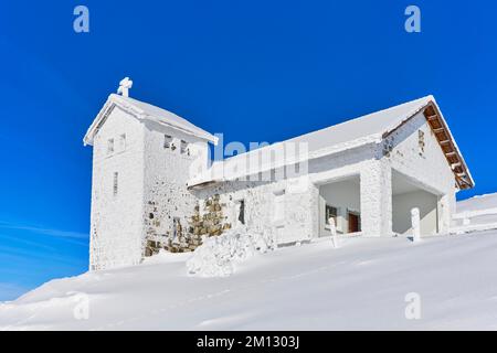 Winterlandschaft, Tief Schneebedeckte Bergkapelle Regina Montium, Rigi Kulm, Kanton Schwyz, Schweiz, Europa Stockfoto