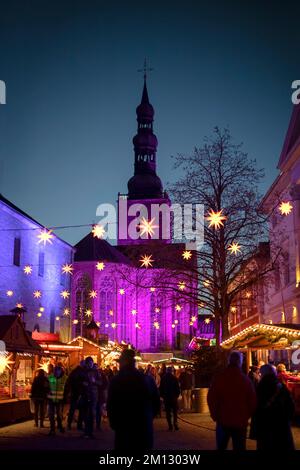 Weihnachtsmarkt 2022 in Soest. St. Petri-Pauli-Kirche. Stockfoto