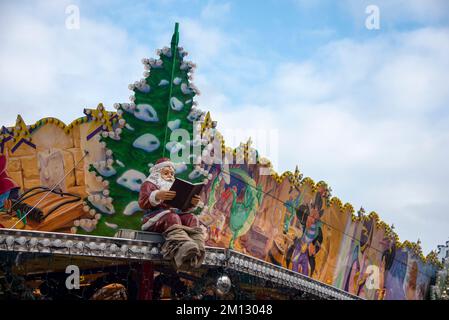 Weihnachtsmann lesen, Weihnachtsmarkt, Magdeburg, Sachsen-Anhalt, Deutschland Stockfoto