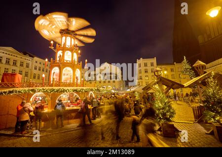 Norddeutschland, Mecklenburg-Vorpommern, Schwerin, Weihnachtsmarkt, Marktplatz, Pyramide Stockfoto