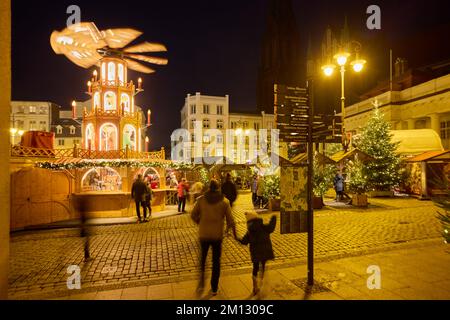 Norddeutschland, Mecklenburg-Vorpommern, Schwerin, Weihnachtsmarkt, Marktplatz, Pyramide Stockfoto