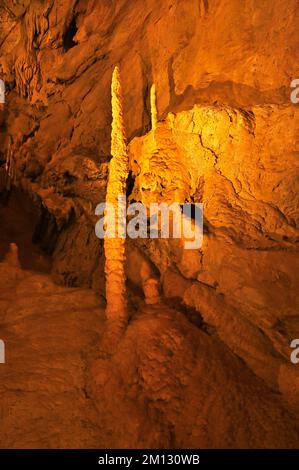 Stalagmiten, Stalaktiten, Stalagnate und kleine Calzitenfisteln in der Vallorbe-Höhle, Kanton Vaud, Schweiz, Europa Stockfoto