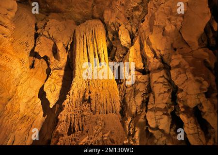 Stalagmiten, Stalaktiten, Stalagnate und kleine Calzitenfisteln in der Vallorbe-Höhle, Kanton Vaud, Schweiz, Europa Stockfoto