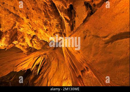 Stalagmiten, Stalaktiten, Stalagnate und kleine Calzitenfisteln in der Vallorbe-Höhle, Kanton Vaud, Schweiz, Europa Stockfoto