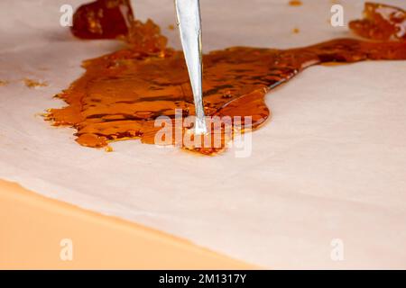 Cannabis-Wachs-Sauce-Extrakt, thc-Harz-Konzentrat. Stockfoto