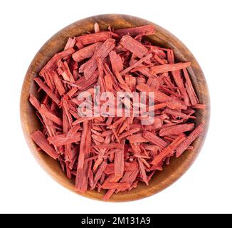 Rote Sandelholz-Räucherstäbchen in Holzschüssel, isoliert auf weißem Hintergrund. Sanderswood, Rubyholz oder rote saunders. Draufsicht Stockfoto