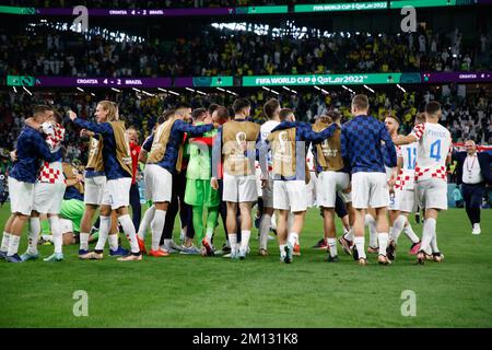 Doha, Katar. 09.. Dezember 2022. Kroatische Spieler feiern die Qualifikation nach einem Spiel gegen Brasilien, das für das Viertelfinale der FIFA-Weltmeisterschaft in Katar im Education City Stadium in Doha, Katar, gültig ist. Kredit: Brasilien Photo Press/Alamy Live News Stockfoto