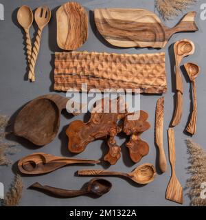 Handgefertigte Küchengeräte aus Holz auf dem Tisch Stockfoto