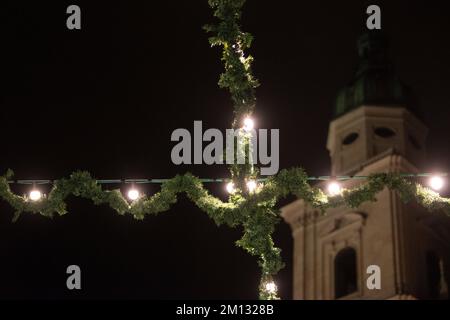 Weihnachtsmarkt in Salzburg, Österreich, Christkindlmarkt am Domplatz, Dekoration, Girlande, Lichterketten Stockfoto