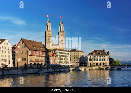 Zunfthaus zum Rüden, zwei Türme des Grossmünsters in der Züricher Altstadt, Kanton Zürich, Schweiz, Europa Stockfoto