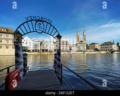 Jetty Hotel Storchen, Fluss Limmat, Limmatquai mit Rathaus auf der linken Seite, Gildenhaus zum Rüden, zwei Türme des Grossmünster in der Altstadt von Z Stockfoto