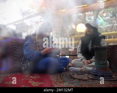 Teheran, Teheran, Iran. 9.. Dezember 2022. Zwei iranische Frauen verbringen ihre Freizeit am 09. Dezember 2022 in einem Café im Bezirk Darband im Norden von Teheran, Iran. (Kreditbild: © Rouz60 Fouladi via ZUMA Press Wire) Kredit: ZUMA Press, Inc./Alamy Live News Stockfoto