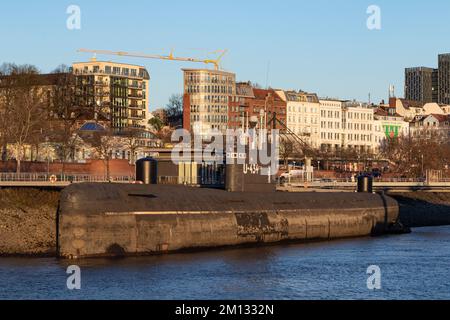 U-434 U-Boot-Museum im Abendlicht im winterlichen Hafen Hamburg, Deutschland, Europa Stockfoto