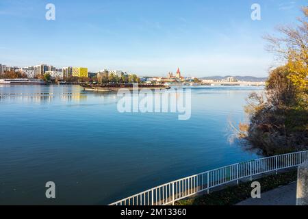 Wien, Donau (Donau), Frachtschiff, Kirche Franz-von-Assisi im Jahre 02. Leopoldau, Österreich Stockfoto