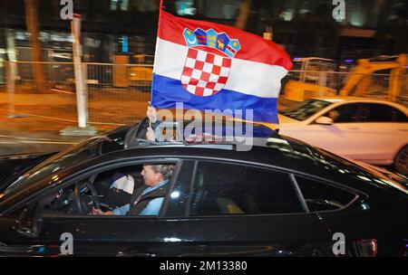 Stuttgart, Deutschland. 09.. Dezember 2022. Fußball, Weltmeisterschaft 2022 in Katar, Kroatien - Brasilien, Viertelfinale: Kroatische Fans feiern nach dem Sieg gegen Brasilien. Kredit: Andreas Rosar/epa Scanpix Sweden/dpa/Alamy Live News Stockfoto