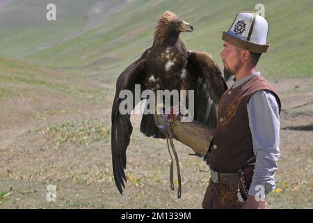 Kirgisischer Jäger mit Goldenadler (Aquila chrysaetos), Song kol See, Naryn Region, Kirgisistan, Asien Stockfoto