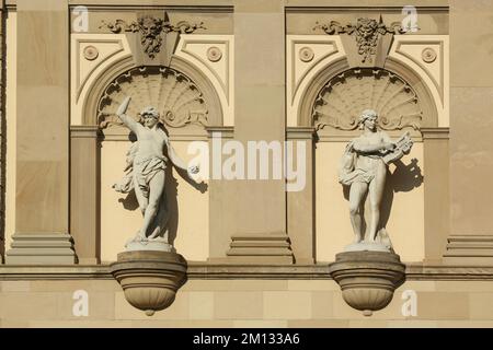 Zwei Steinfiguren mit Lyre, Musikinstrument, Kithara, Skulpturen, Staatstheater, Stadtzentrum, Wiesbaden, Taunus, Hessen, Deutschland, Europa Stockfoto