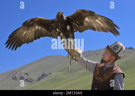 Kirgisischer Jäger mit Goldenadler (Aquila chrysaetos), Song kol See, Naryn Region, Kirgisistan, Asien Stockfoto