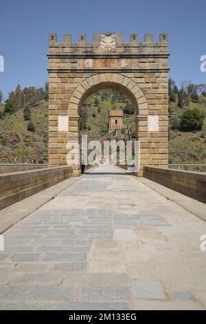 Torbogen des Puente Romano und Blick auf Torre del Oro, Goldturm, römisch, historisch, Alcantara, Extremadura, Spanien, Europa Stockfoto