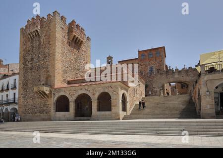 Historische Stadtbefestigung mit Turm Torre de Bujaco und Torbogen Arco de la Estrella, Plaza Mayor, UNESCO-Altstadt, Caceres, Extremadura, Spanien, Eur Stockfoto