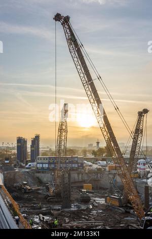 Wien, Ausgrabungsgrube, Verfüllung einer Membranwand mit Beton, Baustelle des Projekts DC Tower 2 im Jahr 22. Donaustadt, Österreich Stockfoto