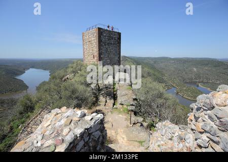 Blick von Castillo de Monfragüe auf die Landschaft mit Rio Tajo, Tower, Monfragüe, Extremadura, Spanien, Europa Stockfoto