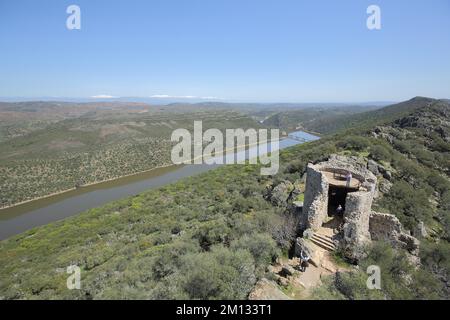 Blick von Castillo de Monfragüe auf die Landschaft mit Rio Tajo und Bergen, Turm, Horizont, Monfragüe, Extremadura, Spanien, Europa Stockfoto