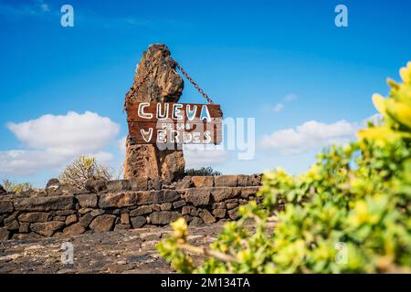 Cueva de los Verdes-Schild mit Informationen über die atemberaubende Höhle von Verdes, Lanzarote, Kanarische Inseln, Spanien, Europa Stockfoto