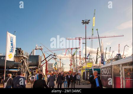 Kräne und Baumaschinen aller Art, Bauma 2022, weltweit größte Baumaschinenmesse, München, Bayern Stockfoto