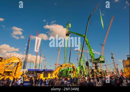 Kräne und Baumaschinen aller Art, Bauma 2022, die weltweit größte Baumaschinenmesse, München, Bayern Stockfoto