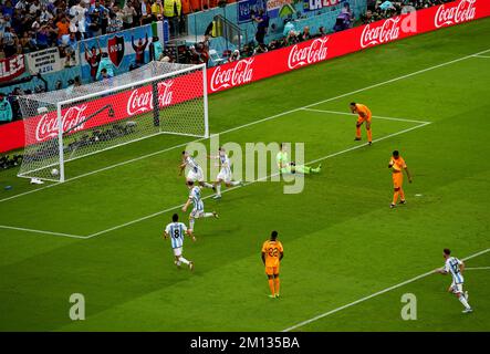 Die niederländischen Spieler erscheinen deprimiert, als Argentiniens Nahuel Molina während des Viertelfinalspiels der FIFA-Weltmeisterschaft im Lusail-Stadion in Lusail, Katar, das erste Tor seiner Seite des Spiels feiert. Foto: Freitag, 9. Dezember 2022. Stockfoto