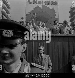 DDR, Berlin, 01.05.1988., 1.. Mai Demonstration in Karl-Marx-Allee, NVA-Soldat, Leibwächter, Erich Honecker, Vorsitzender des Staatsrats Stockfoto