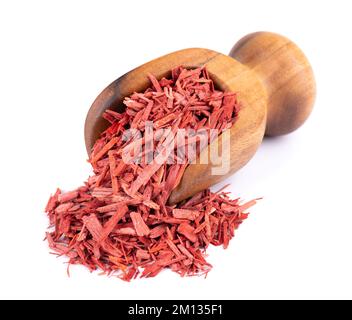 Rote Sandelholz-Räucherspäne in Holzschaufel, isoliert auf weißem Hintergrund. Sanderswood, Rubyholz oder rote saunders Stockfoto