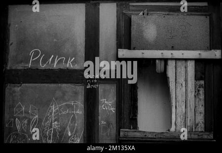 DDR, Halberstadt, 27.05.1988, Halbholzwerk, kaputtes Fenster, Punk, Punk ist nicht tot, das Heilmittel Stockfoto