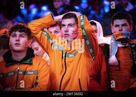 AMSTERDAM - Orangene Fans im House of Orange in der Johan Cruijff Arena, dem offiziellen Fan-Event des KNVB in den Niederlanden, während des Fußballweltmeisterschafts der Niederlande gegen Argentinien. Die Spiele der niederländischen Nationalmannschaft können live auf Mega-Bildschirmen gesehen werden, die von Top-Shows niederländischer Künstler eingerahmt werden. ANP RAMON VAN FLYMEN niederlande raus - belgien raus Stockfoto