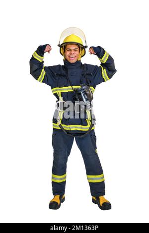 Feuerwehrmann in feuerfester Uniform und Helm, der seinen Bizeps beugt Stockfoto