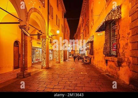 Arkaden in der Fußgängerzone mit Weihnachtslichtern, Altstadt, Bologna, Emilia-Romagna, Italien, Europa Stockfoto