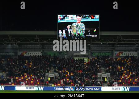 London Irish und Montpellier während einer Schweigeminute für den ehemaligen schottischen Rugby-Gewerkschaftsspieler Doddie Weir vor dem Heineken Champions Cup-Spiel im GTECH Community Stadium in London. Foto: Freitag, 9. Dezember 2022. Stockfoto