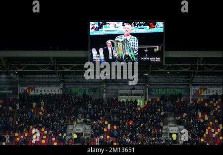 London Irish und Montpellier während einer Schweigeminute für den ehemaligen schottischen Rugby-Gewerkschaftsspieler Doddie Weir vor dem Heineken Champions Cup-Spiel im GTECH Community Stadium in London. Foto: Freitag, 9. Dezember 2022. Stockfoto