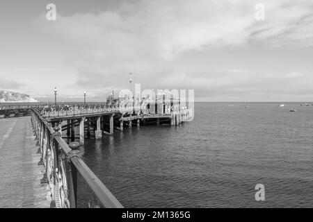 Schwarzweißfoto des Swanage Pier in Dorset Stockfoto