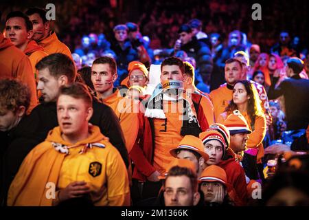 AMSTERDAM - Orangene Fans im House of Orange in der Johan Cruijff Arena, dem offiziellen Fan-Event des KNVB in den Niederlanden, während des Fußballweltmeisterschafts der Niederlande gegen Argentinien. Die Spiele der niederländischen Nationalmannschaft können live auf Mega-Bildschirmen gesehen werden, die von Top-Shows niederländischer Künstler eingerahmt werden. ANP RAMON VAN FLYMEN niederlande raus - belgien raus Stockfoto