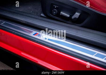 Slowenien, Ljubljana - 25. November 2022: Roter BMW M4 Stockfoto