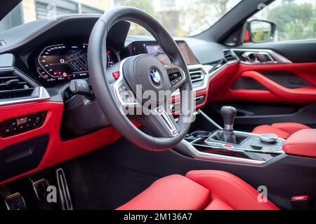 Slowenien, Ljubljana - 25. November 2022: Roter BMW M4 Interieur Stockfoto