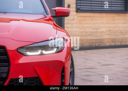 Slowenien, Ljubljana - 25. November 2022: Roter BMW M4 Stockfoto