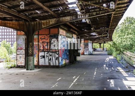 Verlassen der S-Bahn-Station Siemensstadt, Berlin Stockfoto