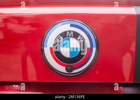 Slowenien, Ljubljana - 25. November 2022: Roter BMW M4 Stockfoto