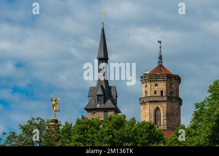 Türme der Kollegialkirche, vom Schlossplatz, Stuttgart-Mitte, achteckiger Westturm, romanischer Südturm, jubiläumsspalte mit Figur Fi Stockfoto